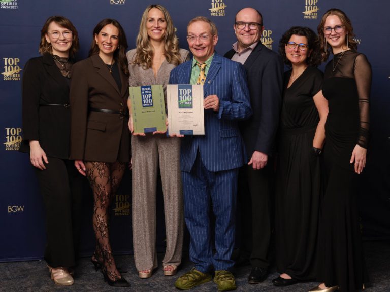 Brillen-Mosqua Team bei der Preisverleihung des Top 100 Optiker-Awards 2026/2027 mit Wigald Boning