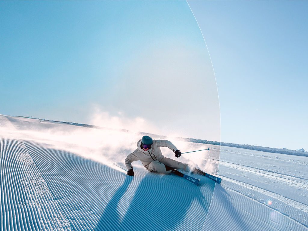 Ein männlicher Skifahrer in Aktion