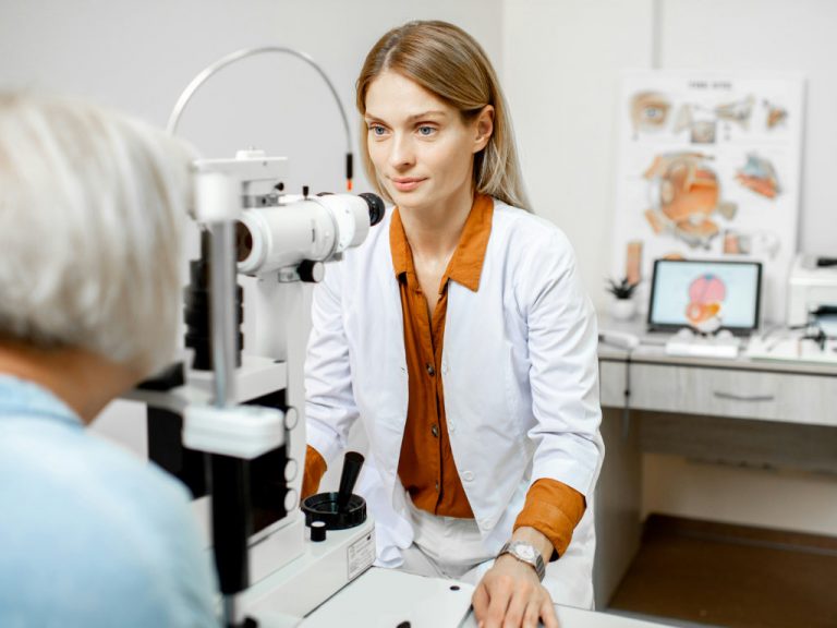 Augenärztin bei Untersuchung einer älteren Frau