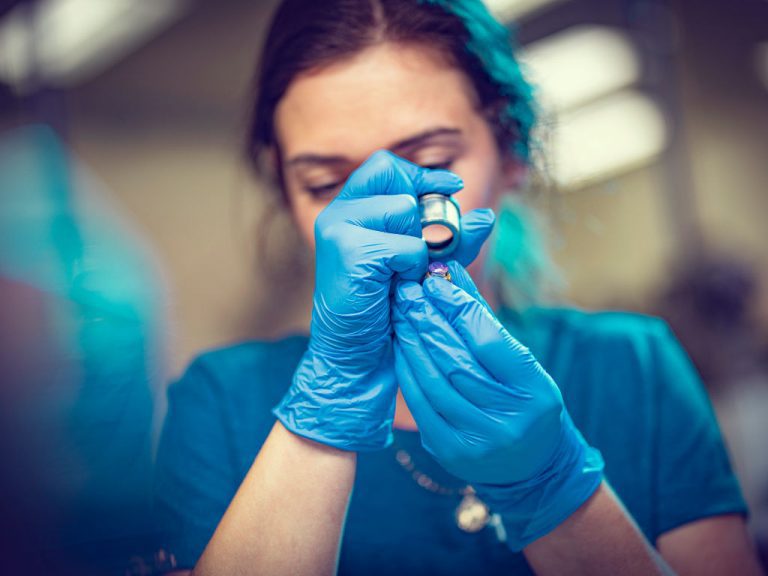 Frau im Produktionsraum bei Falco Kontaktlinsen