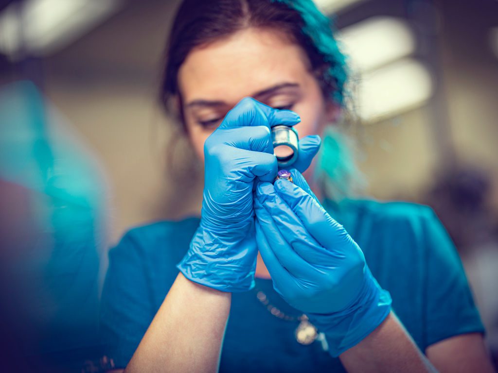 Frau im Produktionsraum bei Falco Kontaktlinsen