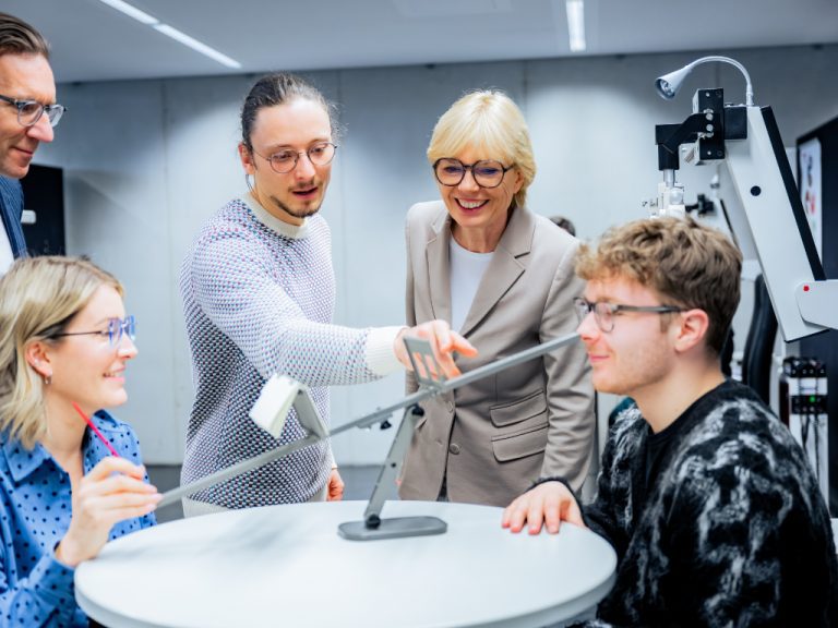 Optometrie-Master-Studierende mit Studiengangsleiterin Prof. Dr. Anna Nagl bei einer Übungssituation im Labor