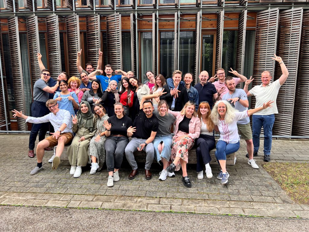 Aalener Optometrie-Master-Studierende mit Lehrenden beim Gruppenbild