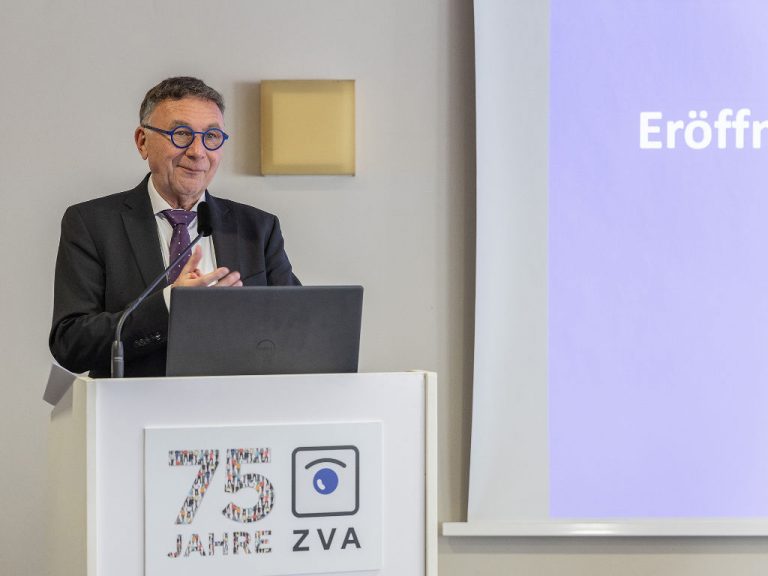 Christian Müller spricht auf der Mitgliederversammlung des Zentralverbands der Augenoptiker und Optometristen (ZVA) in Lübeck Anfang März 2026