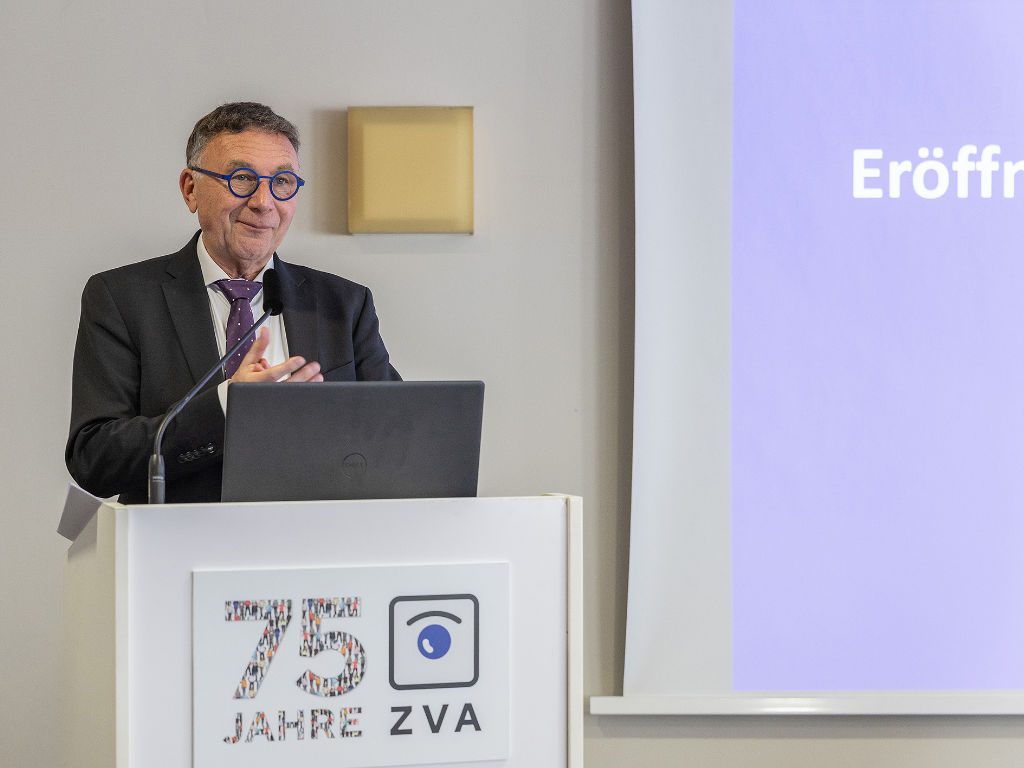 Christian Müller spricht auf der Mitgliederversammlung des Zentralverbands der Augenoptiker und Optometristen (ZVA) in Lübeck Anfang März 2026