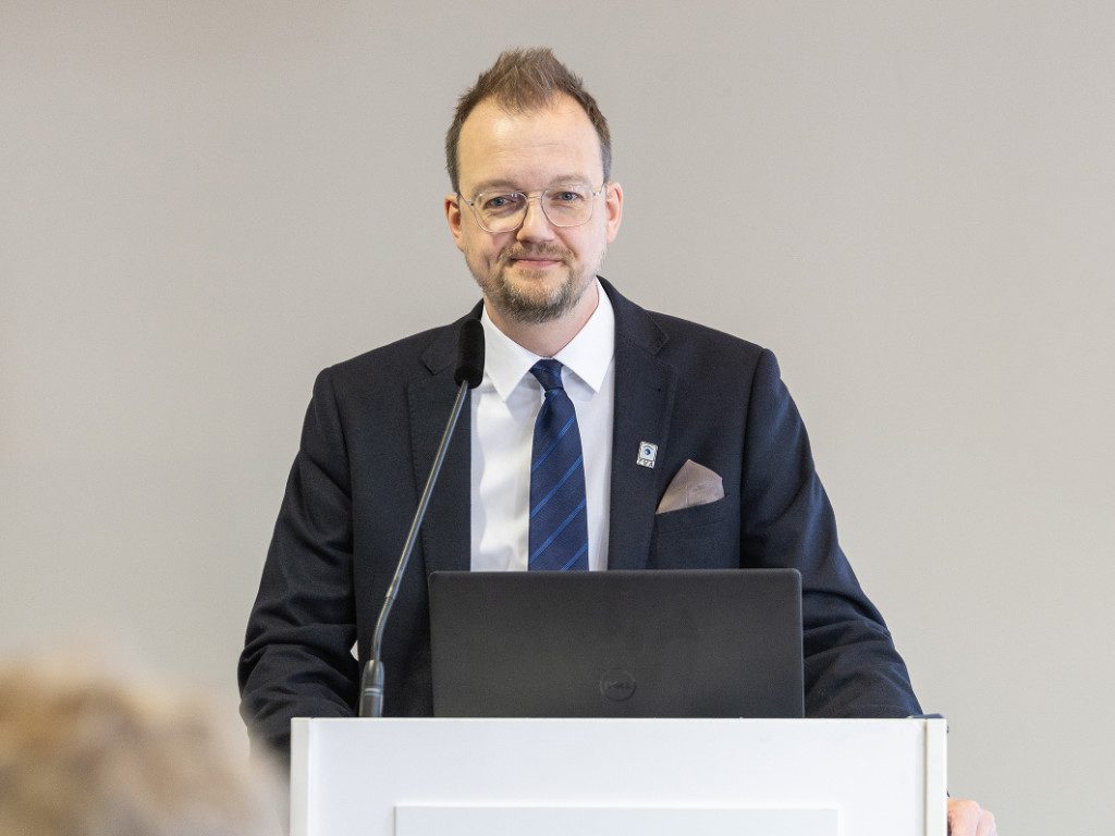 Kai Jaeger stellt sich als neuer ZVA-Präsident in Lübeck den Delegierten vor.