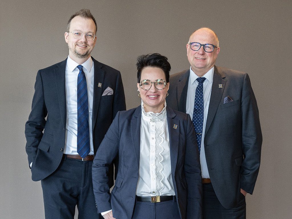 Das neu gewählte ZVA-Präsidium 2026 (v.l.:) – Präsident Kai Jaeger, Vizepräsidentin Sylvia Alps und Vizepräsident Armin Ameloh. Foto: ZVA/Peter Magner