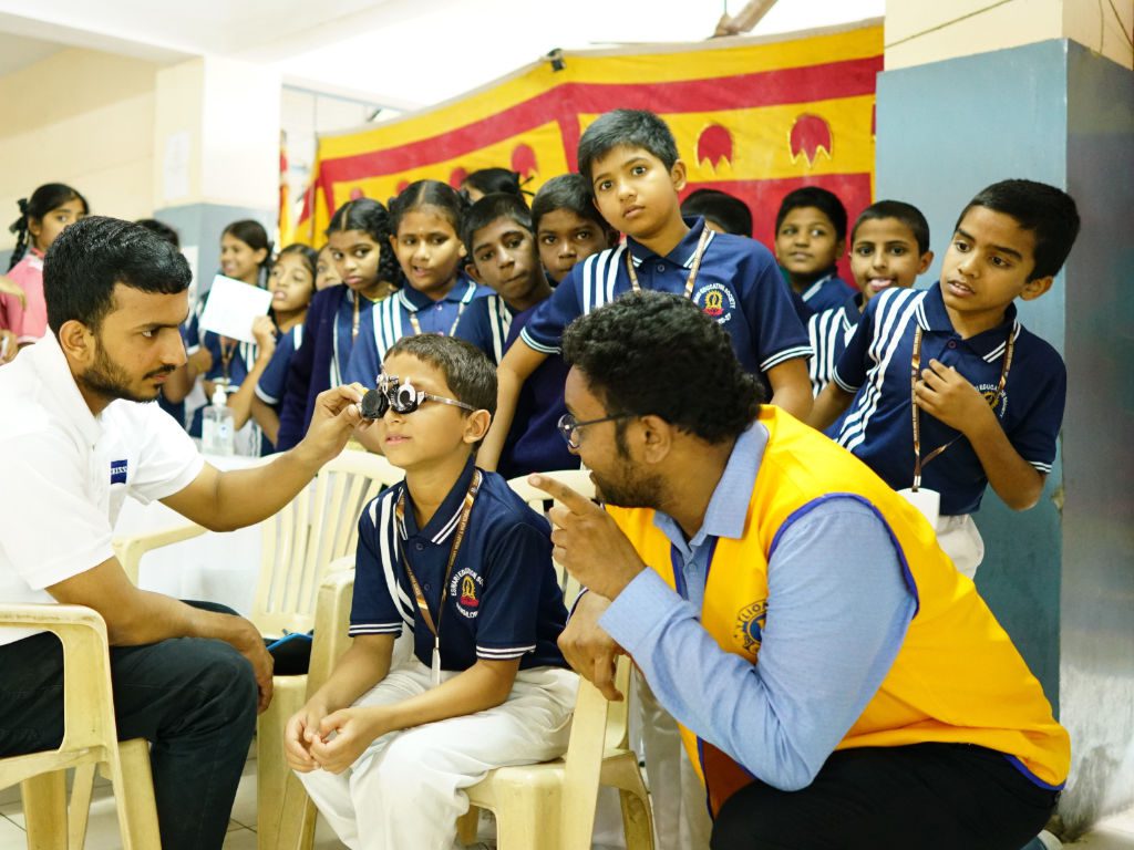 Sehtest für Kinder in Indien im Rahmen des Alok Vision Programmes