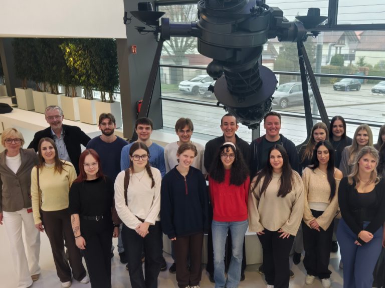 Studierende, Beschäftigte und Lehrende der Hochschule Aalen mit Vertretern von Zeiss bei einer Studierenden-Exkursion am Zeiss-Standort Oberkochen