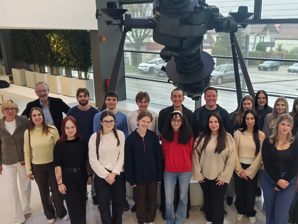 Studierende, Beschäftigte und Lehrende der Hochschule Aalen mit Vertretern von Zeiss bei einer Studierenden-Exkursion am Zeiss-Standort Oberkochen