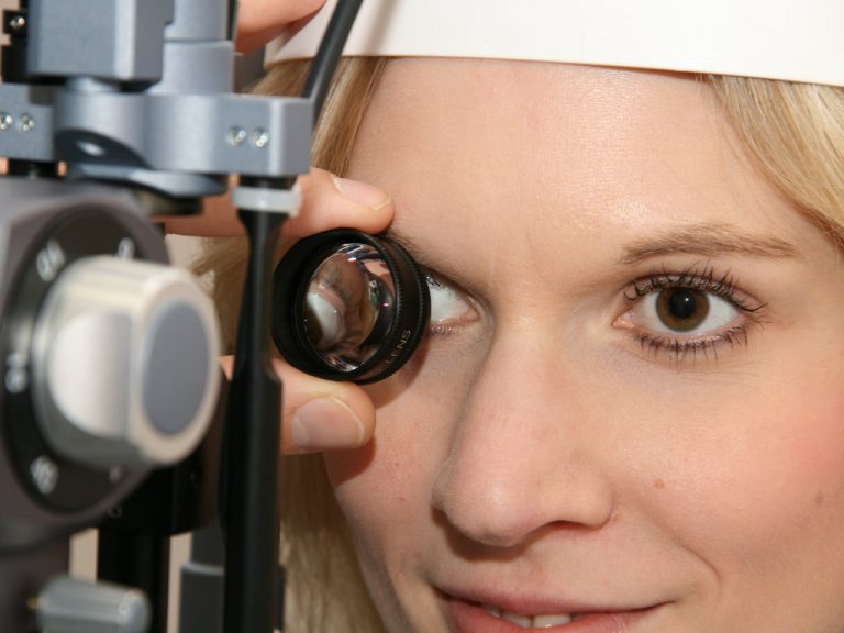 Junge Frau bei optometrischer Untersuchung