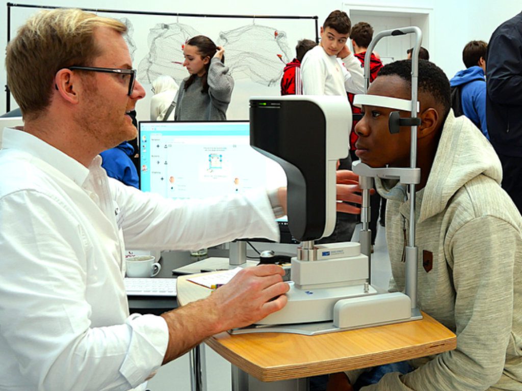 David Gerlach von Neyece beim Sehtest auf dem Aktionstag zur Kindersehgesundheit in Hannover
