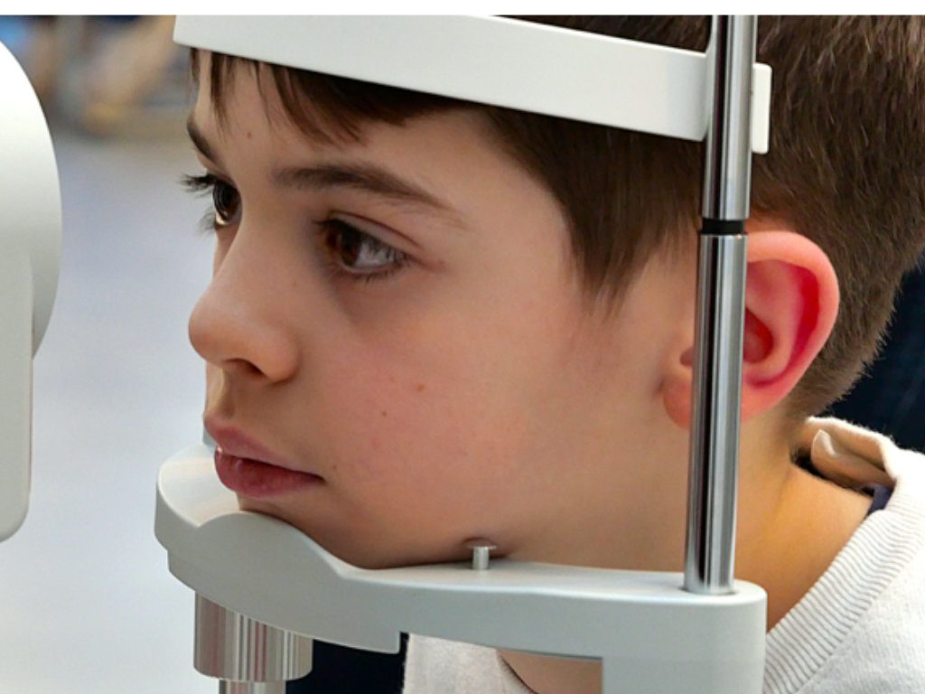 Junge beim Sehtest auf dem Aktionstag von Neyece zur Kindersehgesundheit in Hannover