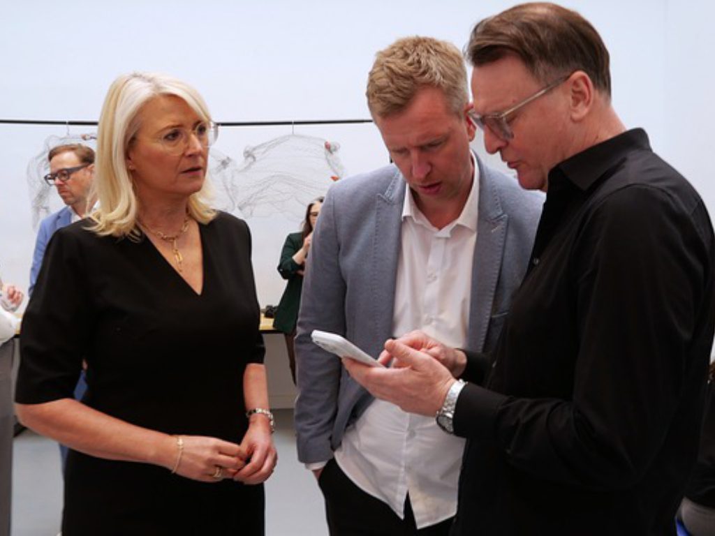 Sabine Siegmund und Robert Mergenthal mit Timo Mertesacker auf dem Aktionstag zur Kindersehgesundheit in Hannover