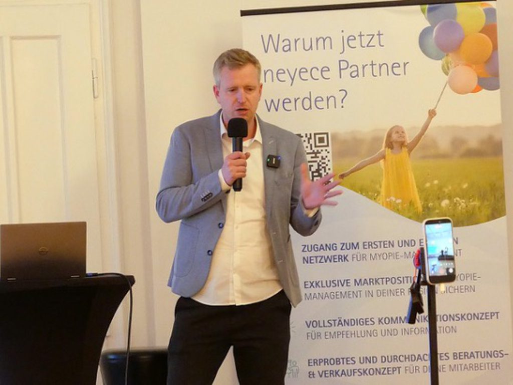 Timo Mertesacker, Vorsitzender der Per Mertesacker Stiftung, spricht zu den Anwesenden auf dem Aktionstag zur Kindersehgesundheit in Hannover