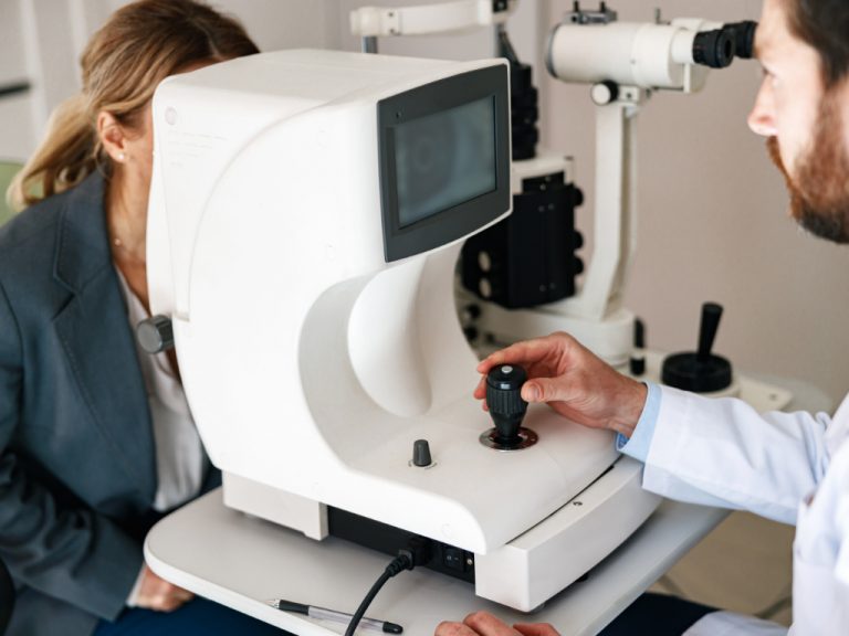 Frau beim Sehtest durch Augenexperte