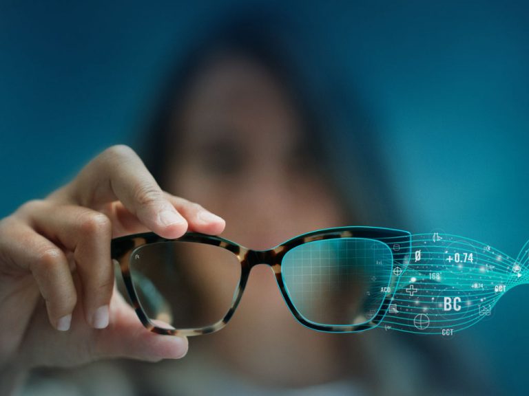 Frau hält Brille in Hand