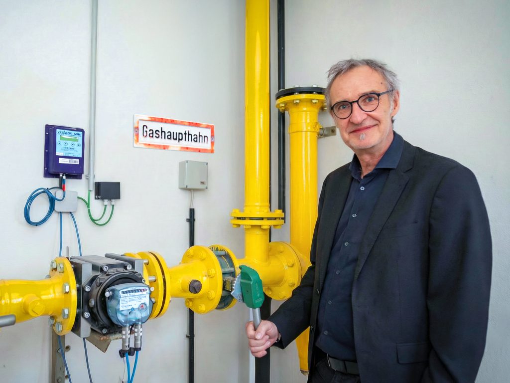 Thomas Windischbauer, COO der Silhouette Group, beim finalen Abdrehen des Gashaupthahns am Produktionsstandort Linz