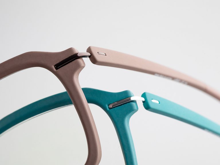 Zwei additiv gefertigte Brillen von Silhouette in Braun und Türkis
