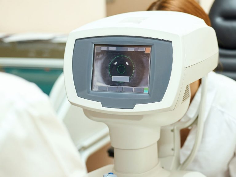 Augenuntersuchung mit modernster medizinischer Ausrüstung