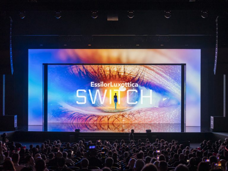Bühne mit Banner SWITCH auf der gleichnamigen Fachkonferenz von EssilorLuxottica