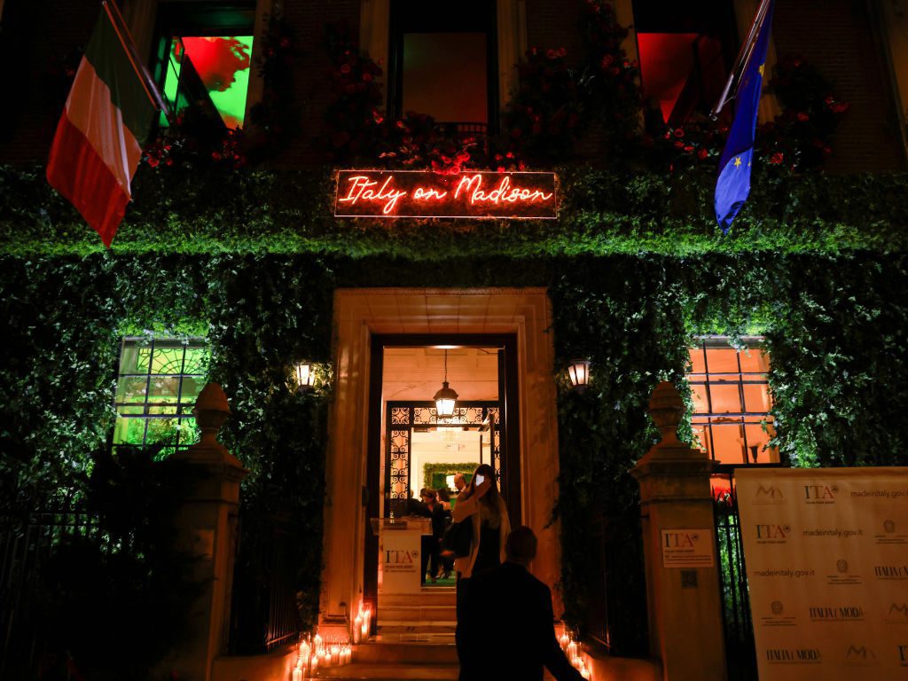 Eingang zur italienischen Brillenschau Italy on Madison am Abend