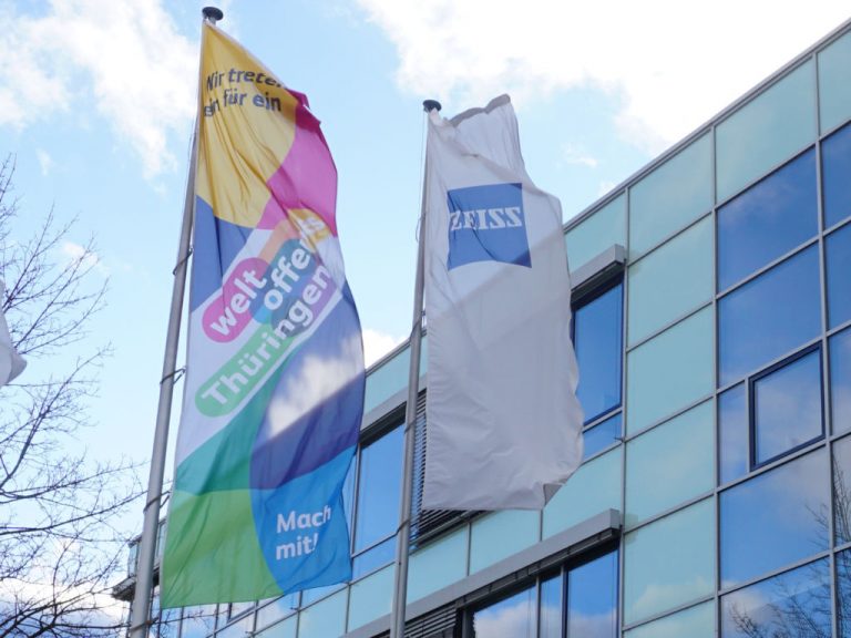 Carl Zeiss Meditec AG Hauptgebäude. Außenansicht mit wehenden Fahnen