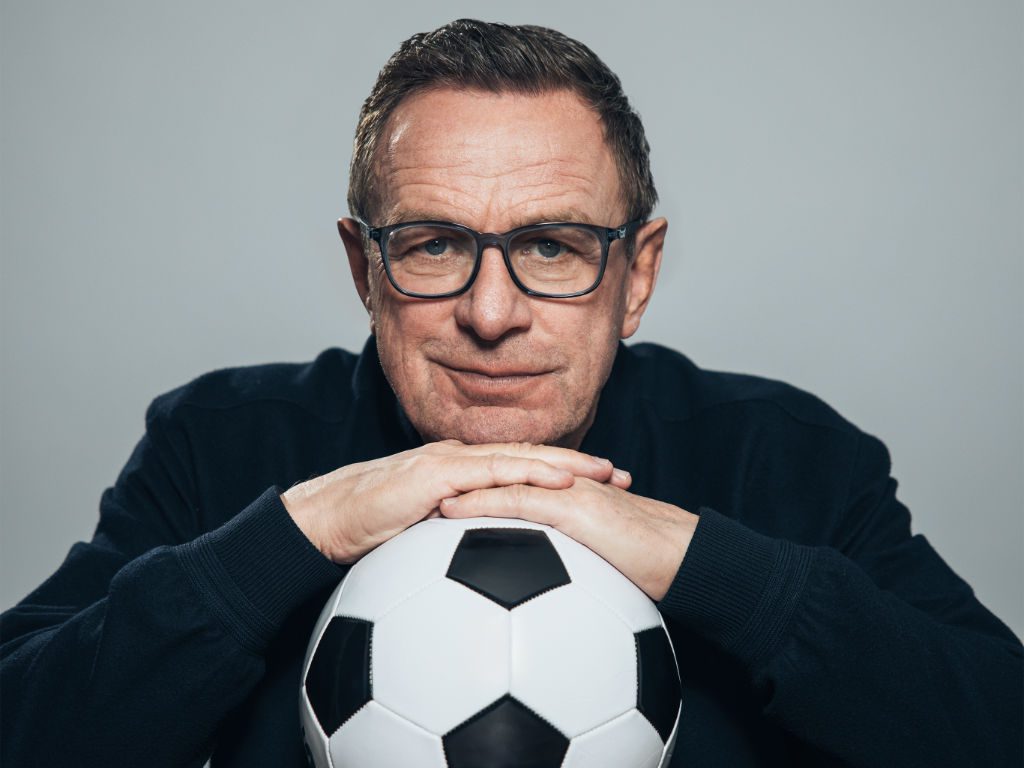 Ralf Rangnick mit Kopf auf einen Stoff-Fußball gelehnt, trägt Brille von Gloryfy Unbreakable Eyewear