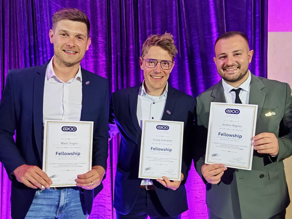 v.l.: Matic Vogric, Georg Scheuerer und Andrea Rapino von der Hochschule Aalen mit der Fellows-Optometrie-Auszeichnung der EAOO