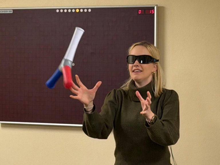 Studentin trägt eine Shutterbrille im Sports Vision Modul