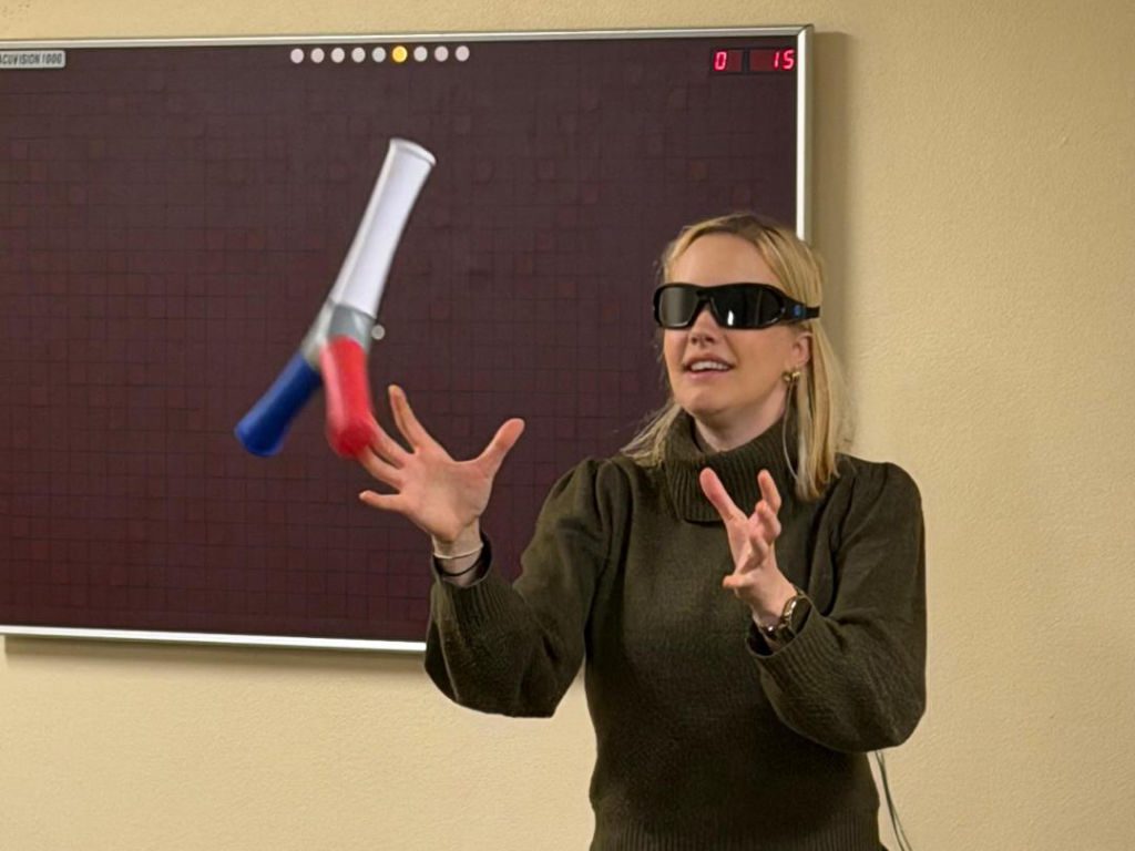 Studentin trägt eine Shutterbrille im Sports Vision Modul