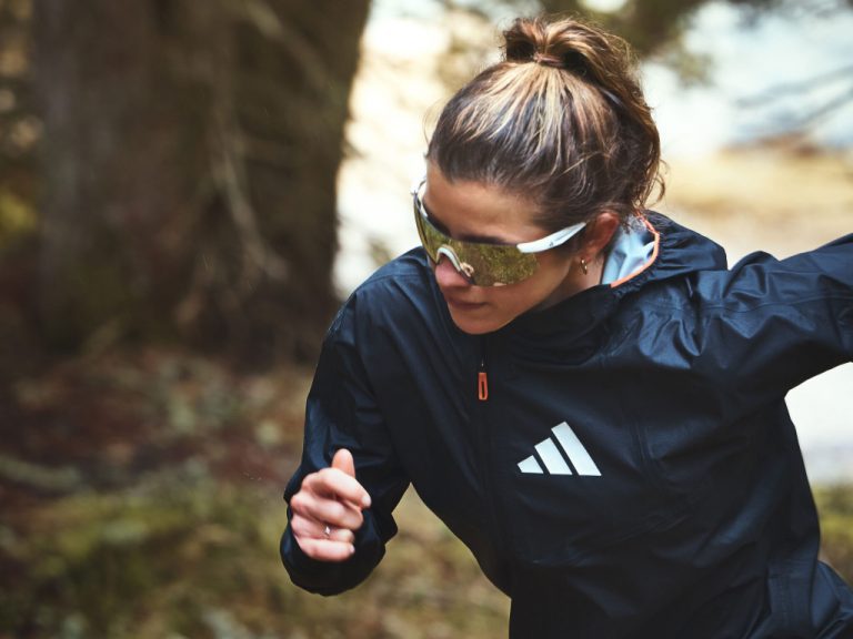 Trailrunnerin Toni McCann in Aktion mit Brille von Adidas Sport Eyewear