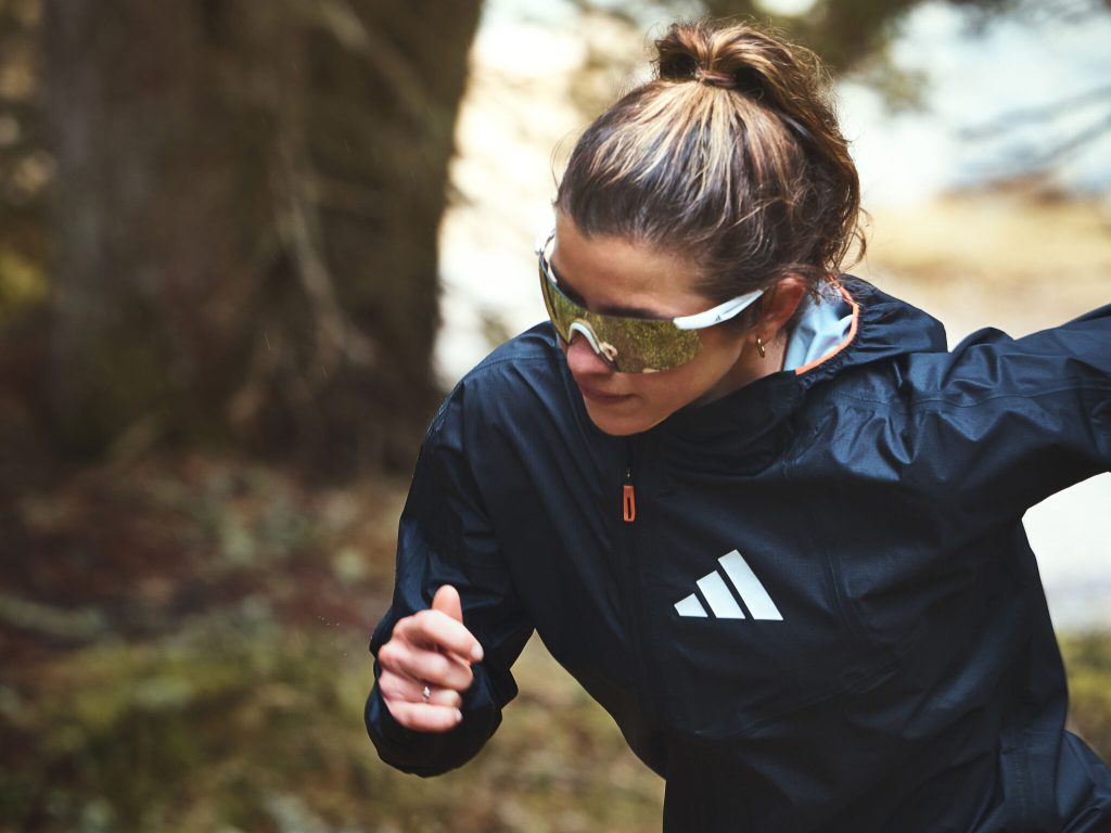 Trailrunnerin Toni McCann in Aktion mit Brille von Adidas Sport Eyewear