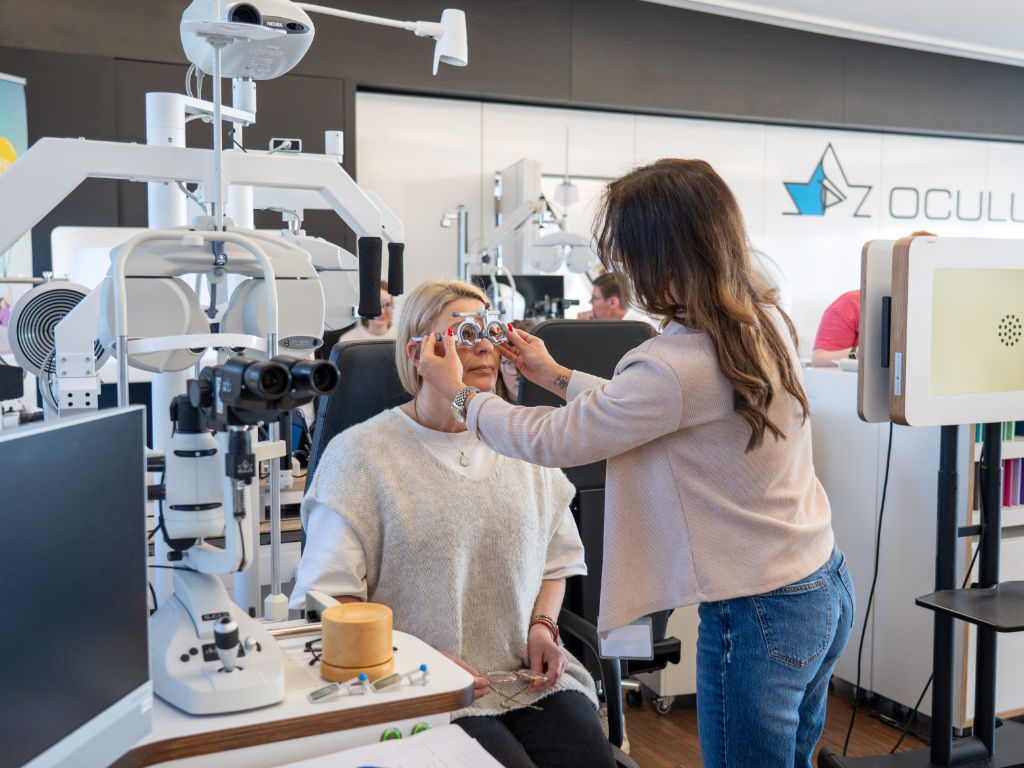 Augenoptikerin Kathrin Exeler versorgt eine Frau mit einer Mess-Brille in der Weiterbildungseinrichtung Oculus Akademie