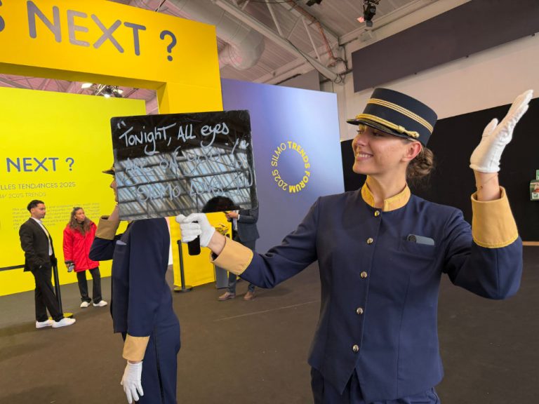 Messe-Hostess auf der Silmo Paris 2025