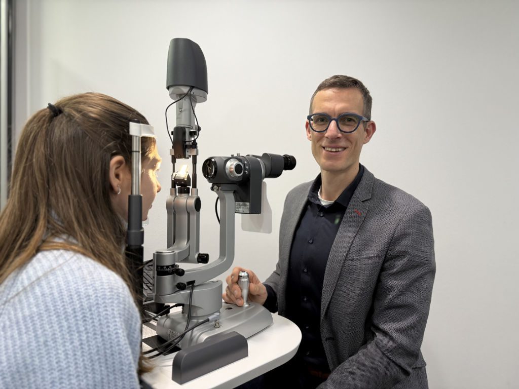 Optometrist Simon Jäkel an der Spaltlampe