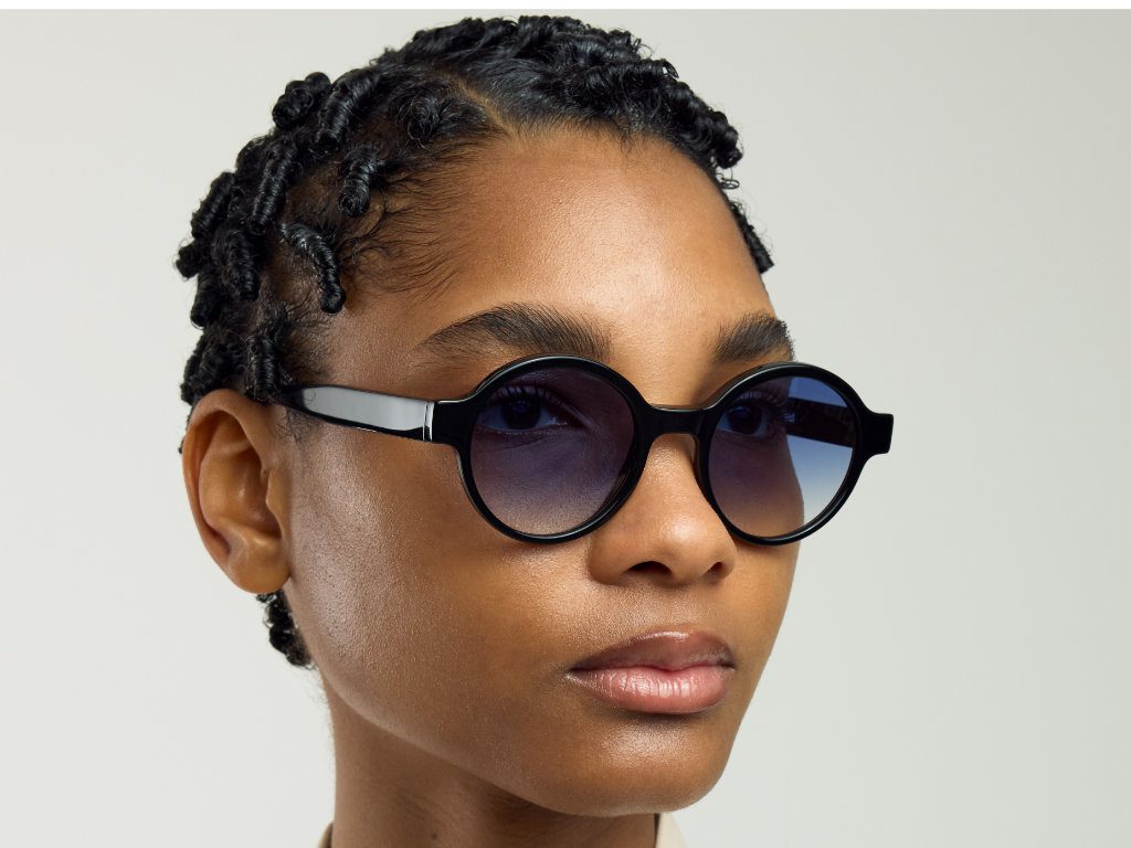 Weibliches Model trägt runde Brillenfassung von Viu aus der „Curated Vision“-Kollektion