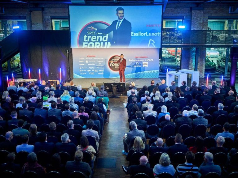 Florian Schröder auf der Bühne beim Spectaris-Trendforum 2025 vor vielen Zuschauern