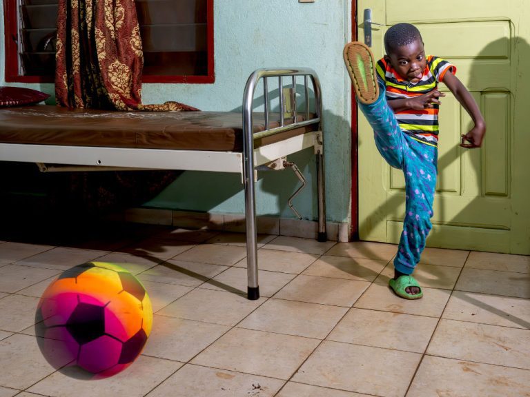 Junge in Kamerun beim Fußballspielen