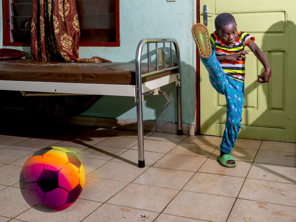 Junge in Kamerun beim Fußballspielen