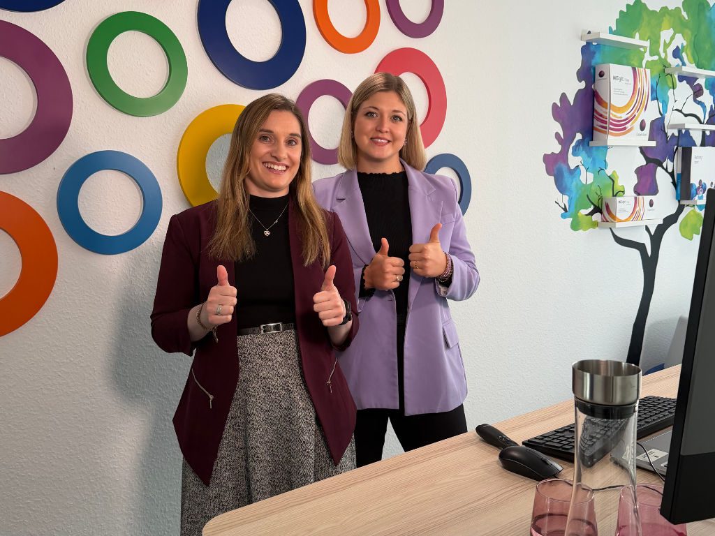 Von links: Katharina Hohm, Professional Affairs Consultant und Referentin von CooperVision, gemeinsam mit Katharina Manz, B.Sc. Augenoptik/Optometrie