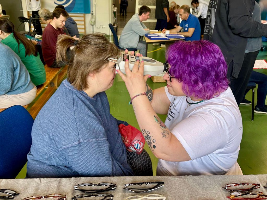 Sehscreening am 9. und 10. Juni im Monsignore-Bleyer-Haus in München für Menschen mit geistiger Behinderung, ausgerichtet von der OneSight Foundation der EssilorLuxottica-Gruppe und Special Olympics Bayern