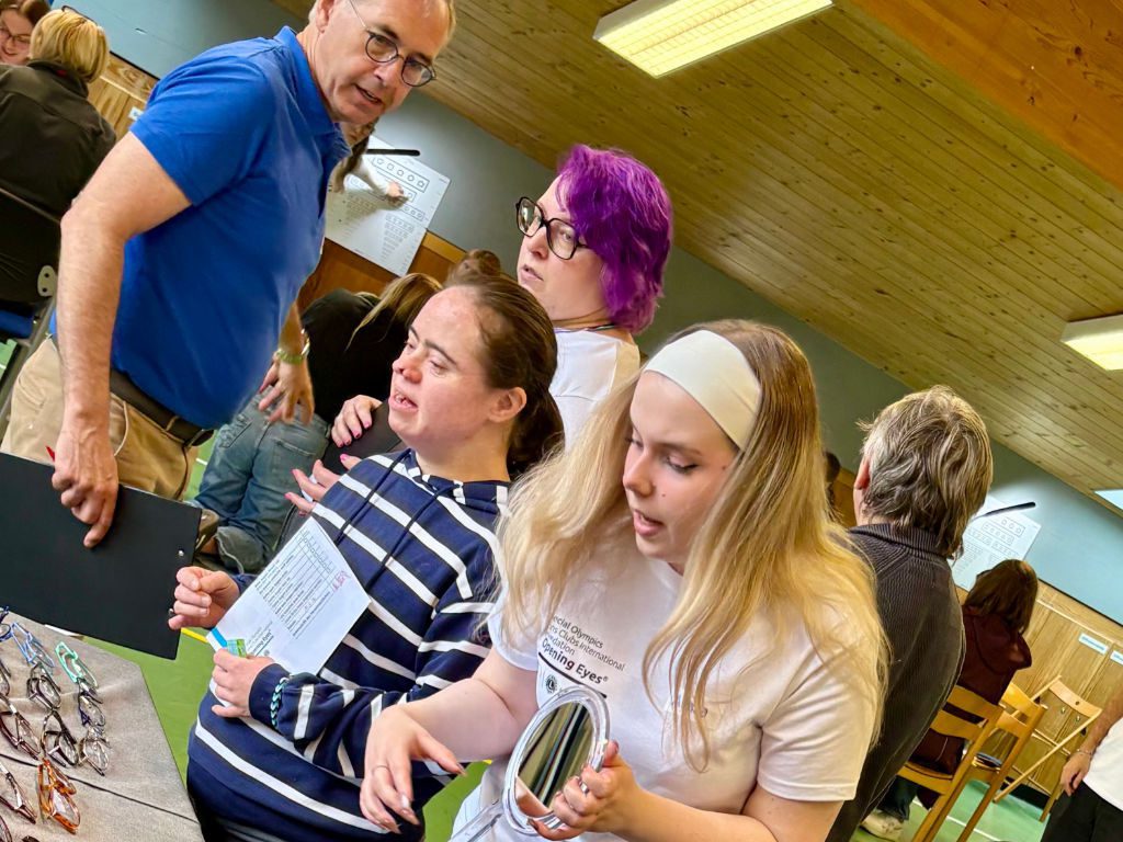 Sehscreening am 9. und 10. Juni im Monsignore-Bleyer-Haus in München für Menschen mit geistiger Behinderung, ausgerichtet von der OneSight Foundation der EssilorLuxottica-Gruppe und Special Olympics Bayern