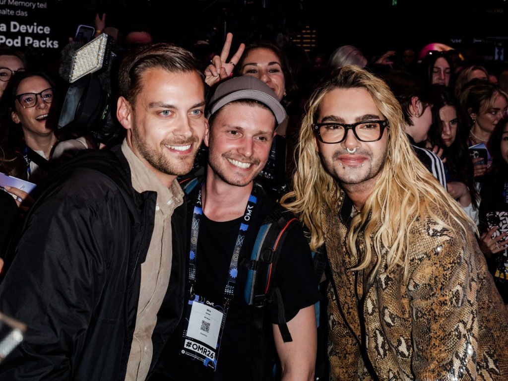 Bill Kaulitz trägt smarte Brille auf dem OMR Festival 2026 für EssilorLuxottica mit Meta
