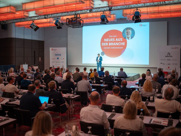 IGA Optic-Geschäftsführer Carsten Schünemann auf der Bühne beim Unternehmertag 2026 in München