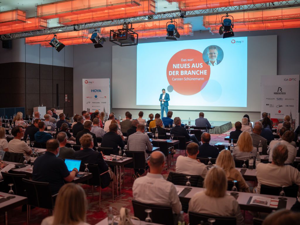 IGA Optic-Geschäftsführer Carsten Schünemann auf der Bühne beim Unternehmertag 2026 in München