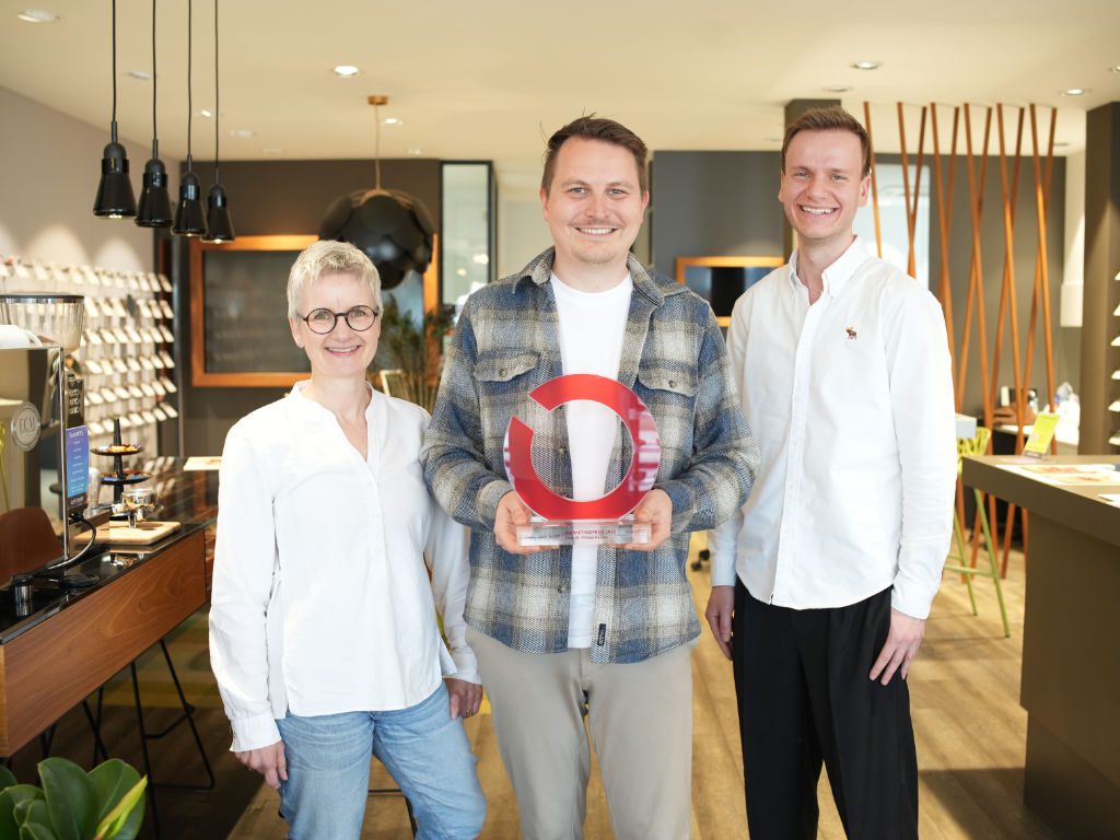 Verleihung des Marketingpreises 2026 der IGA Optic: von links: Katja Gastreich, Philipp Hessler und Kai Behr