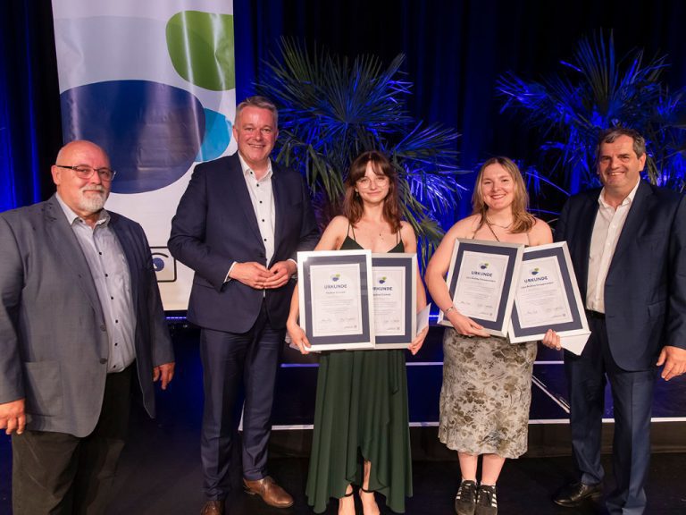 Von links: Gruppenfoto nach der Ehrung auf der Freisprechungsfeier der Augenoptiker-Innung Rheinland-Pfalz/Saarland am 21. Juni 2026: Andreas Müller, Ministerpräsident Gordon Schnieder, Nadine Schmidt, Lara Andrea Schwemmlein und Peter Kupczyk