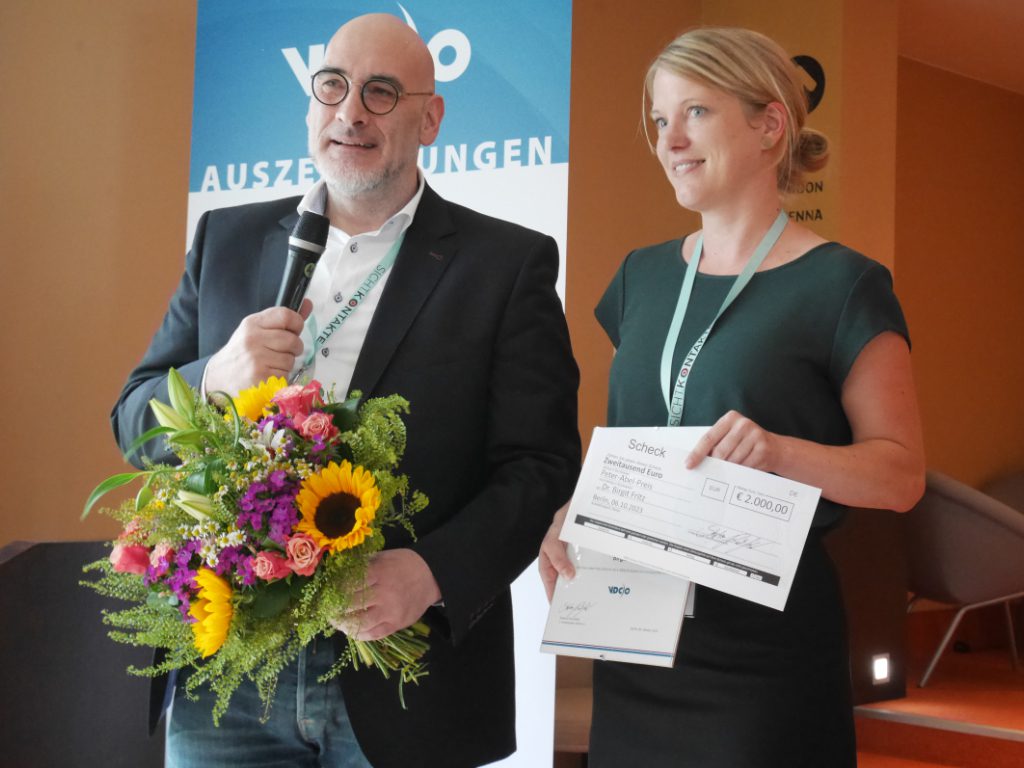 Von lins: VDCO-Vorstand Stephan Hirschfeld überreicht den Peter-Abel-Preis 2023 an Dr. Birgit Fritz