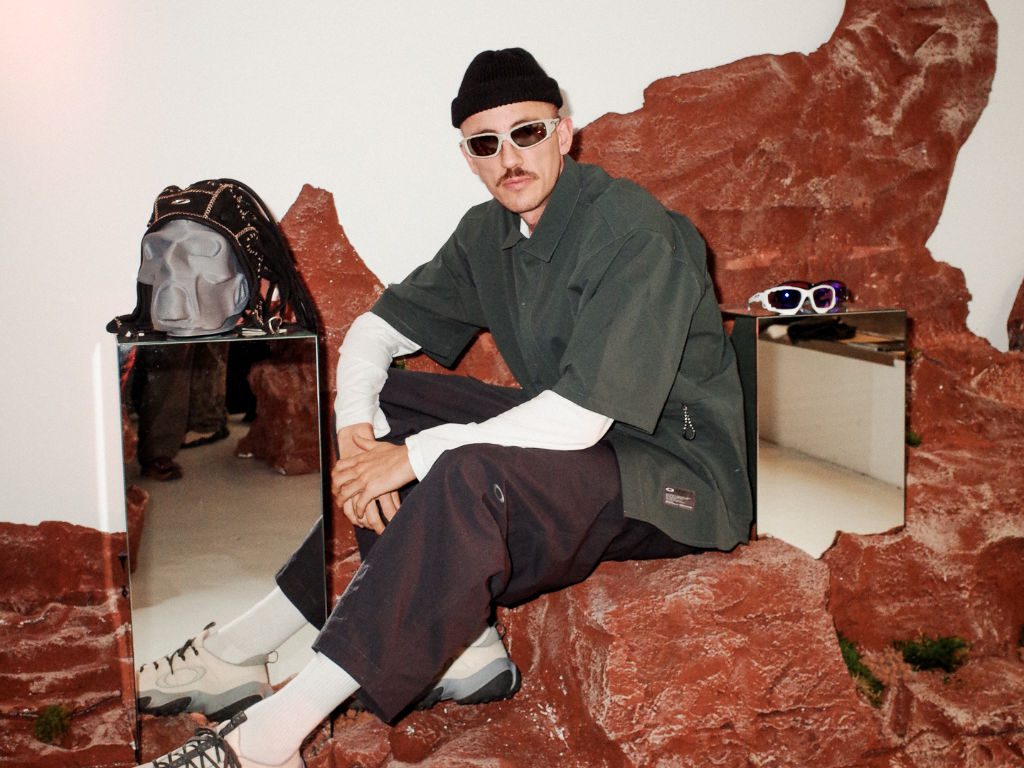 Junger Mann im Urban-Style trägt Oakley-Brille auf Community-Event mit BSTN im Münchner Glockenbachviertel